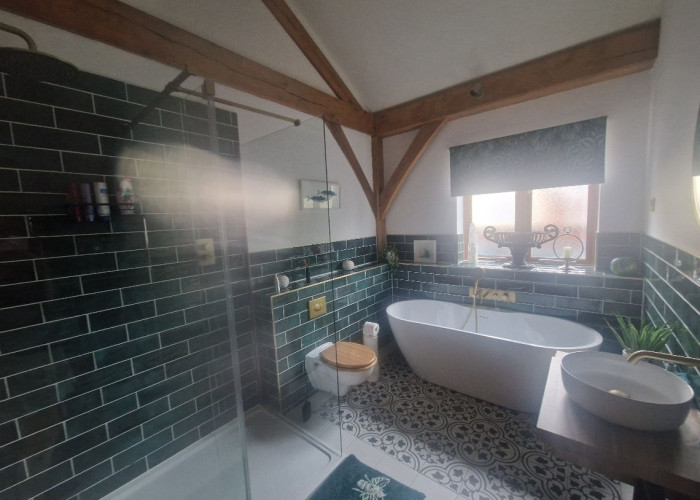 23. Bathroom (Roll Top), Bathroom (Shower and bath)