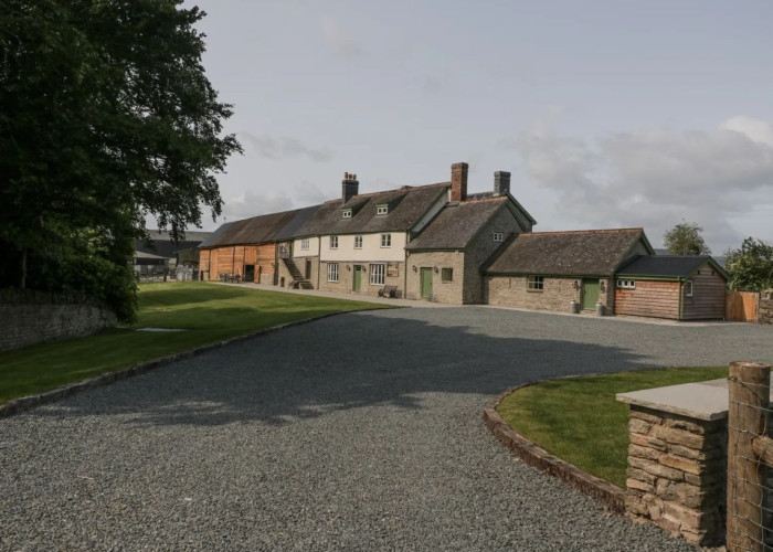 Large Nine Bedroom Farmhouse For Filming