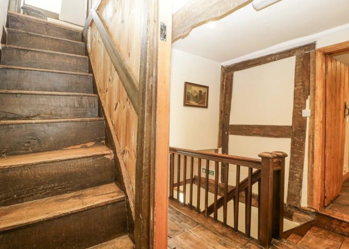 35. Landing, Stairway