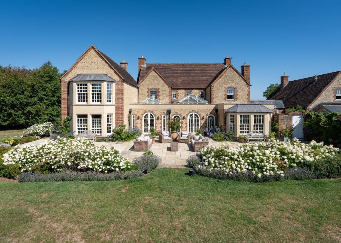 Stunning Cotswold Farmhouse with 100 Acres of Farmland For Filming