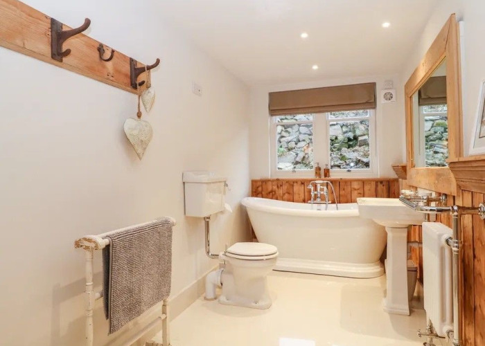 16. Bathroom (Roll Top)