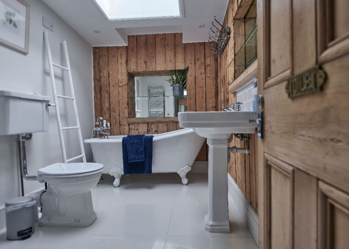 18. Skylight, Bathroom (Roll Top)