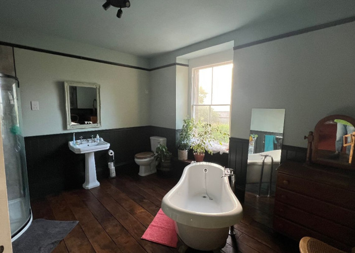 19. Bathroom (Large), Bathroom (Roll Top), Bathroom (Shower and bath)