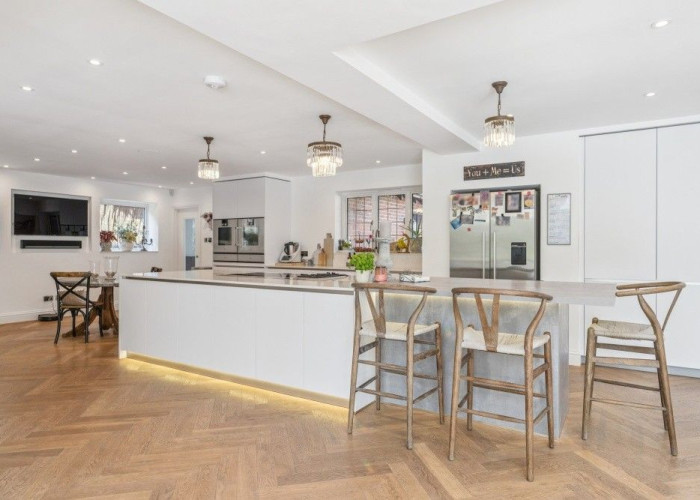 4. Kitchen (With Island), Kitchen (Modern), Kitchen With Table, Kitchen (White units), Kitchen (Electric/Induction Hob)