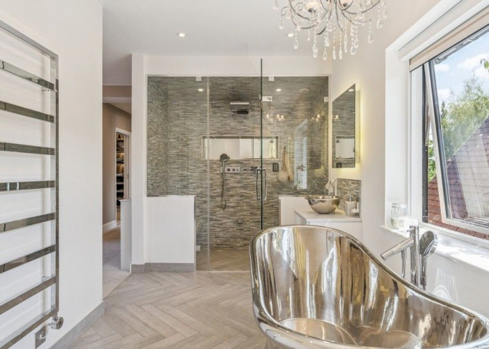 22. Bathroom (Roll Top), Bathroom (Shower and bath)