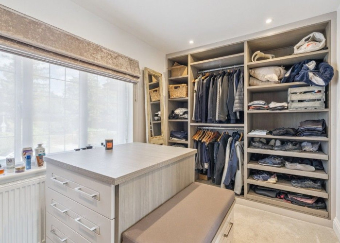 25. Dressing Room/Walk-in Wardrobe