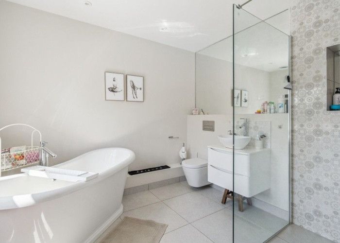29. Bathroom (Large), Bathroom (Roll Top), Bathroom (Shower and bath)
