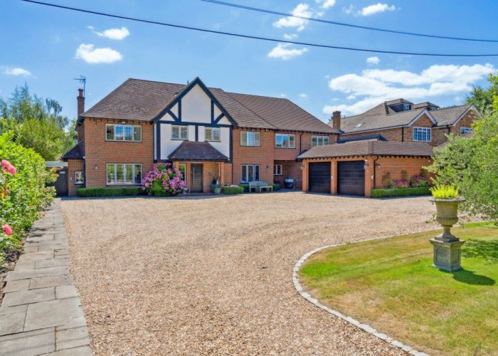 1. Driveway, Garage (Double), Coronavirus-Friendly