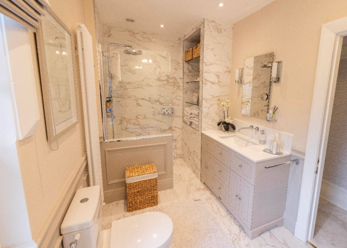 15. Bathroom (Shower and bath)