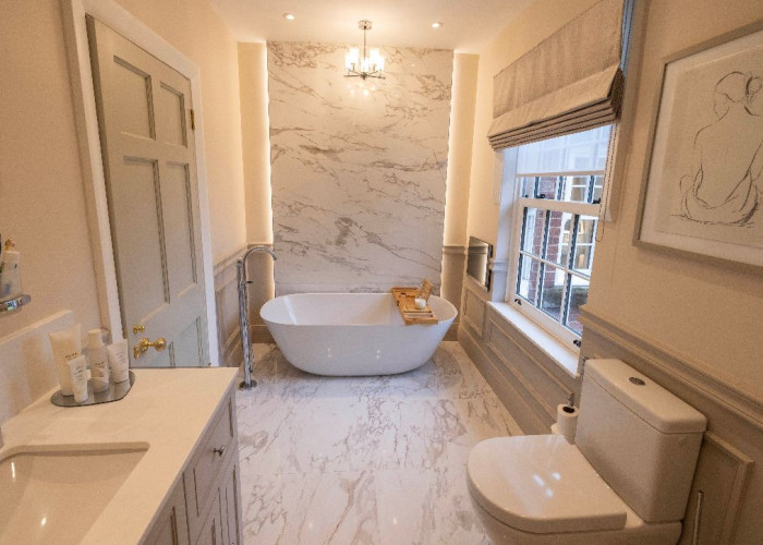 16. Bathroom (Roll Top)