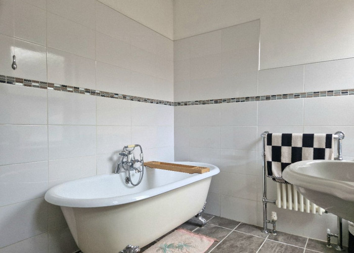 25. Bathroom (Roll Top)