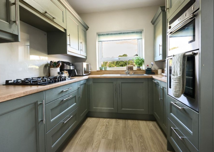 3. Kitchen (Coloured units), Kitchen (Modern), Kitchen (Gas Hob)