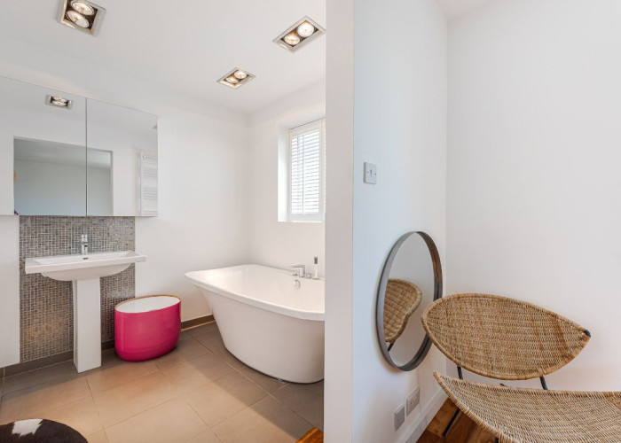 15. Bathroom (Roll Top)