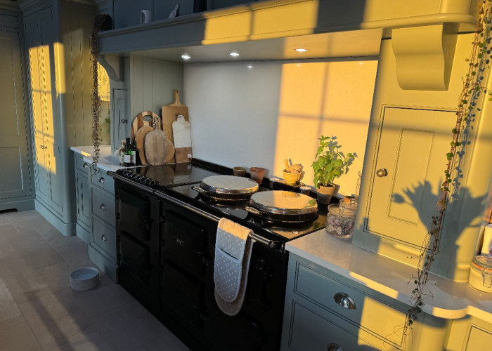 11. Kitchen (Electric/Induction Hob)