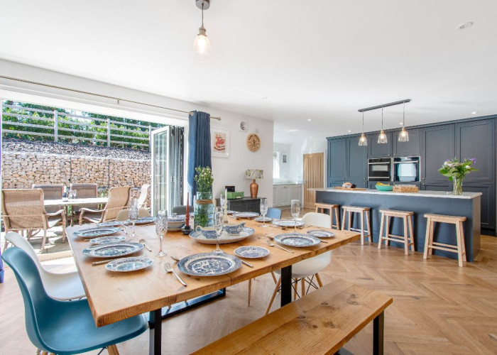 9. Kitchen With Table