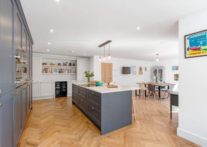 6. Kitchen (With Island), Kitchen (Coloured units), Kitchen (Modern), Kitchen With Table, Kitchen (Electric/Induction Hob)