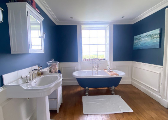 42. Bathroom (Roll Top)