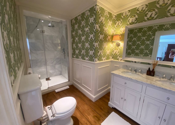 30. Bathroom (2 sinks)