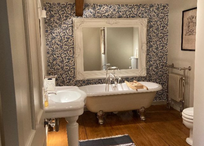 44. Bathroom (Roll Top)