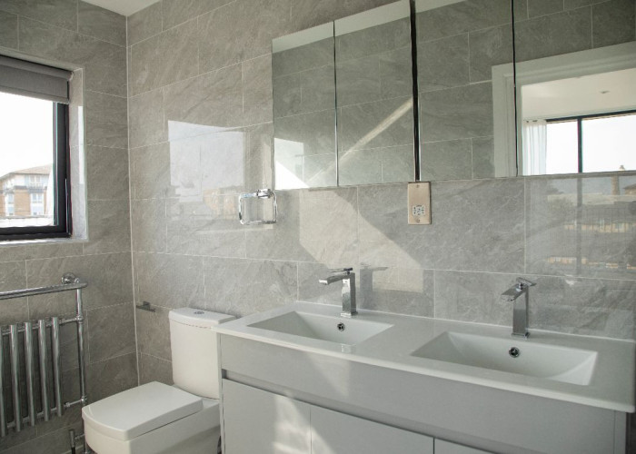 32. Bathroom (2 sinks)