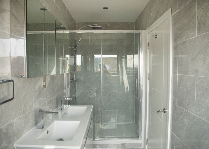 30. Bathroom (2 sinks)