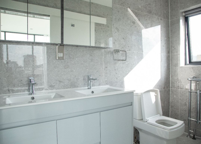 24. Bathroom (2 sinks)