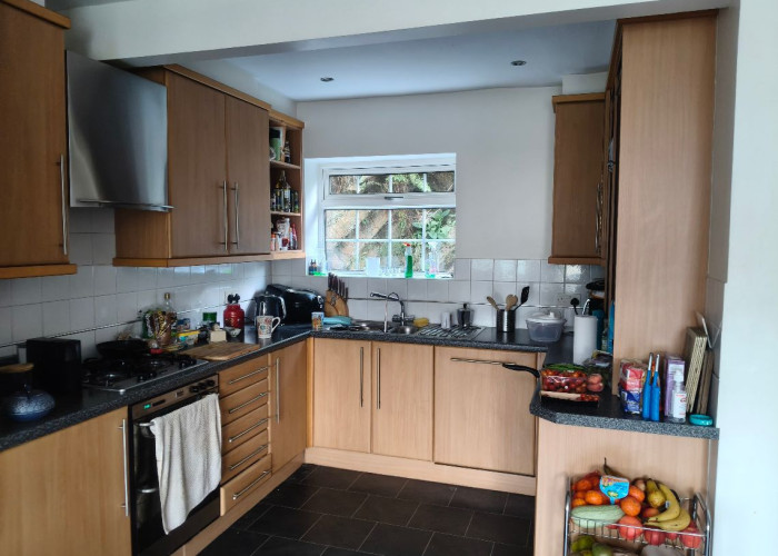 8. Kitchen (Wooden Units), Kitchen (Gas Hob)