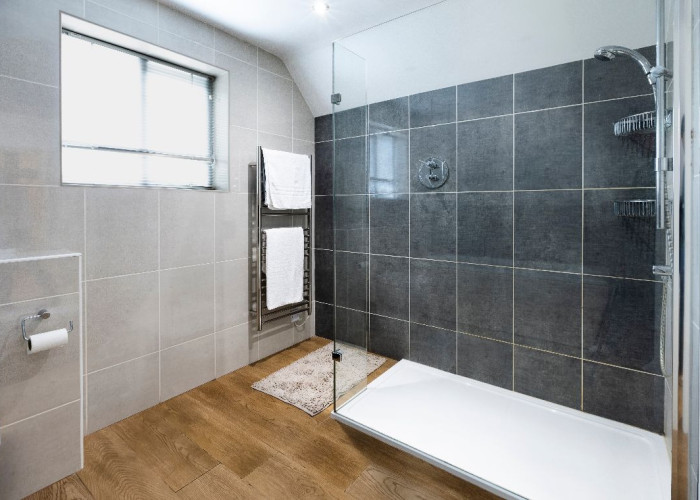 31. Bathroom (Shower and bath)