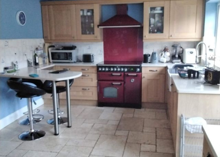 9. Kitchen (Wooden Units), Kitchen (Electric/Induction Hob)