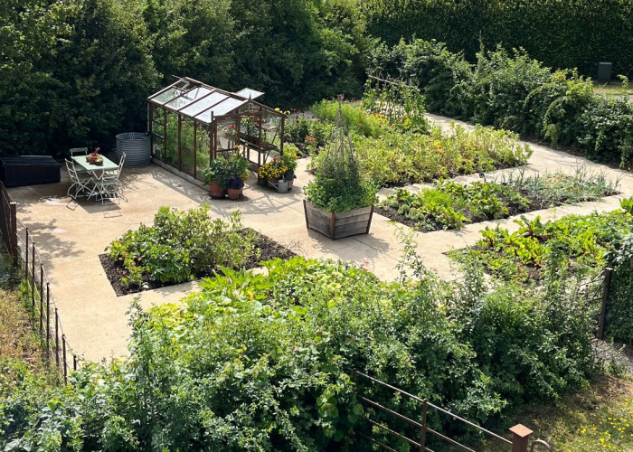 28. Summerhouse, Garden (Rear, Large)