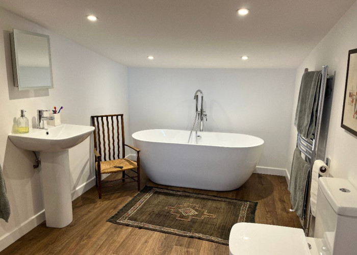 13. Bathroom (Large), Bathroom (Roll Top)