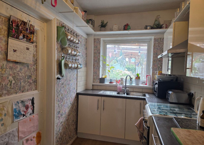 7. Kitchen (White units), Kitchen (Gas Hob)