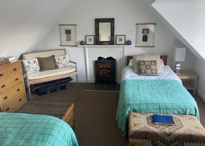 17. Bedroom (Twin Beds)