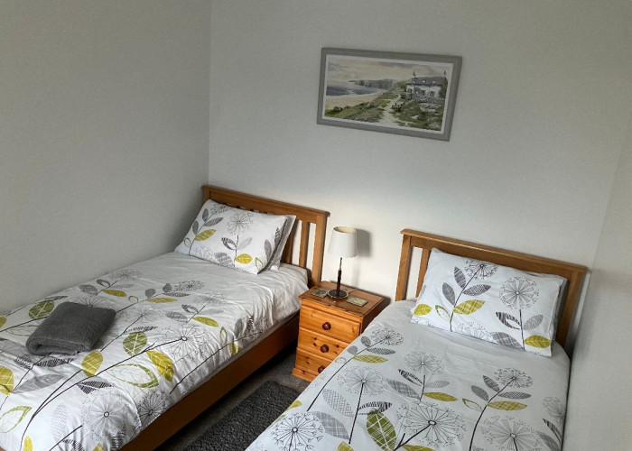 30. Bedroom (Twin Beds)