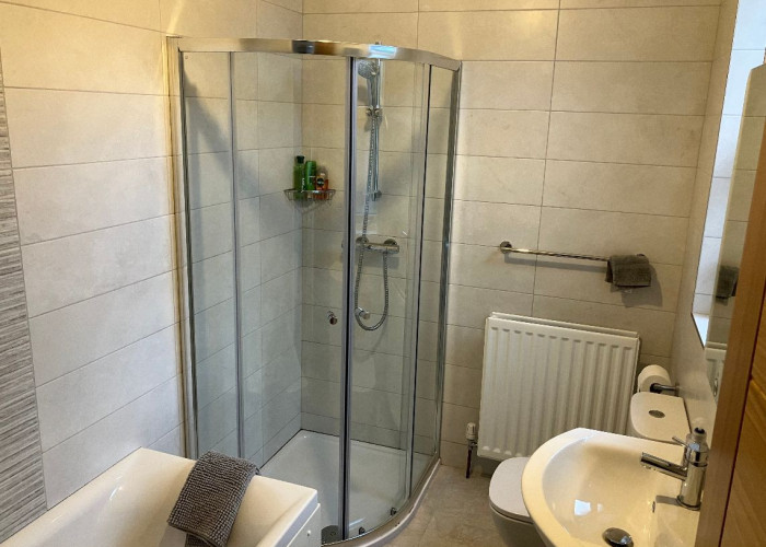 36. Bathroom (Shower and bath)