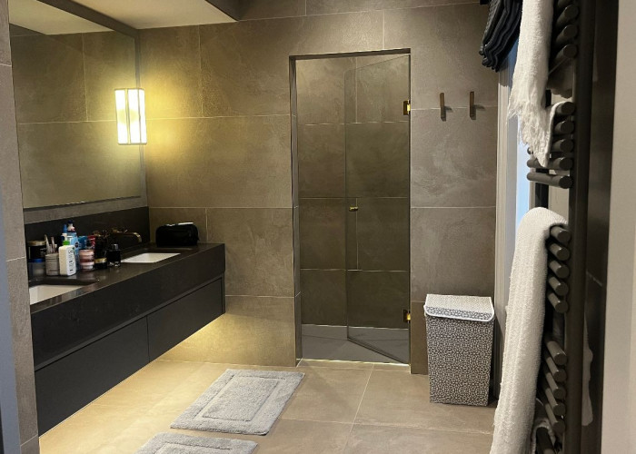 36. Bathroom (2 sinks)