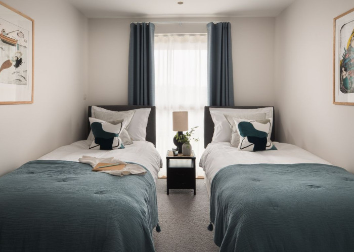 14. Bedroom (Twin Beds)