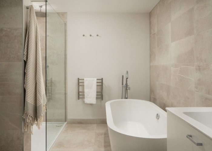 15. Bathroom (Large), Bathroom (Roll Top), Bathroom (Shower and bath)
