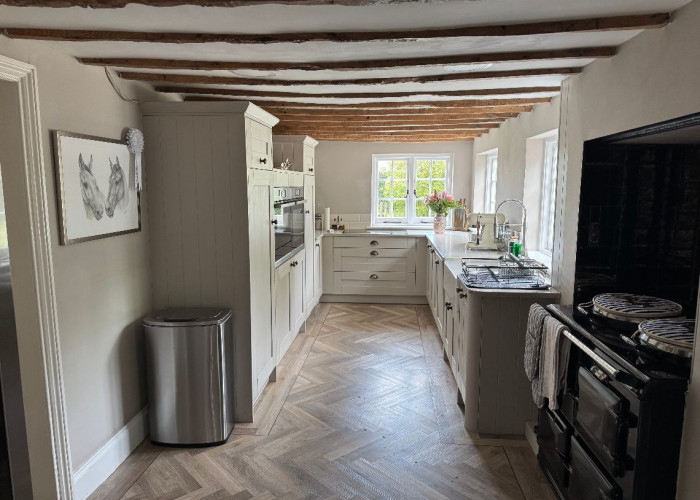 21. Kitchen (Cream or White units), Kitchen (Modern), Kitchen (White units), Kitchen (Gas Hob)