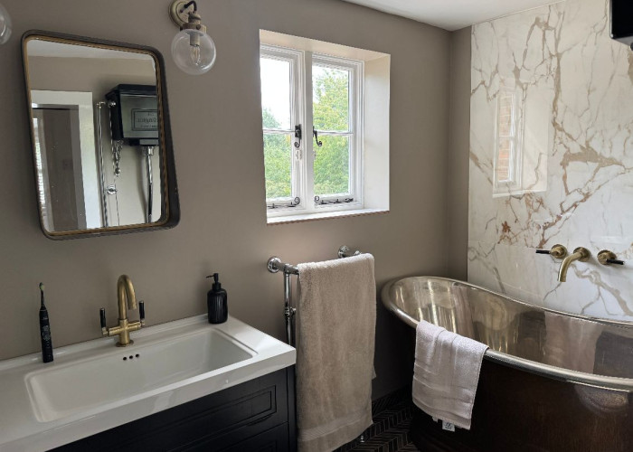 26. Bathroom (Roll Top)