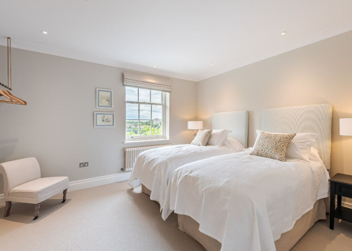 21. Bedroom (Twin Beds)
