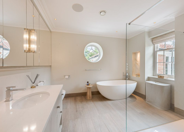 17. Bathroom (Large), Bathroom (Roll Top), Bathroom (Shower and bath)