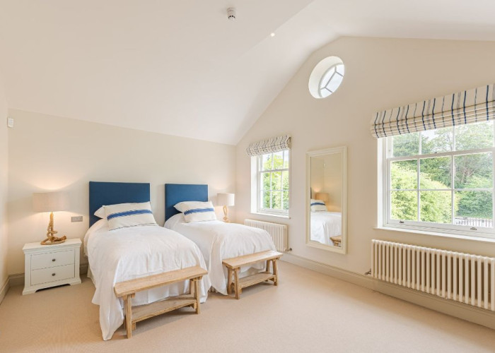20. Bedroom (Twin Beds)