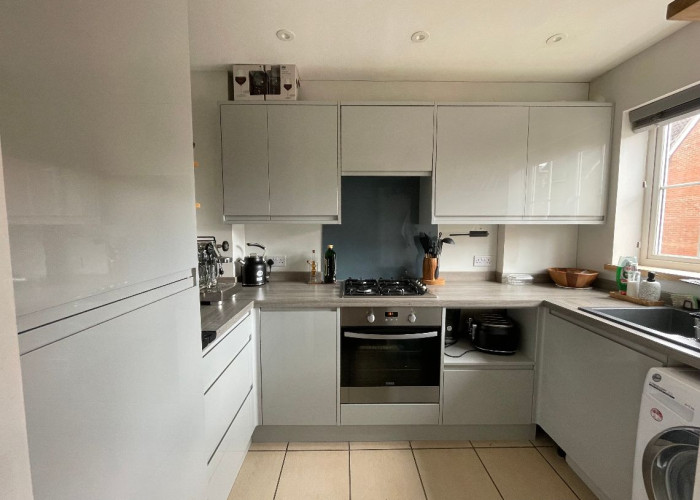 4. Kitchen (Cream or White units), Kitchen (Modern), Kitchen (Gas Hob)