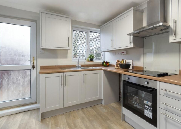 7. Kitchen (Modern), Kitchen (White units), Kitchen (Electric/Induction Hob)
