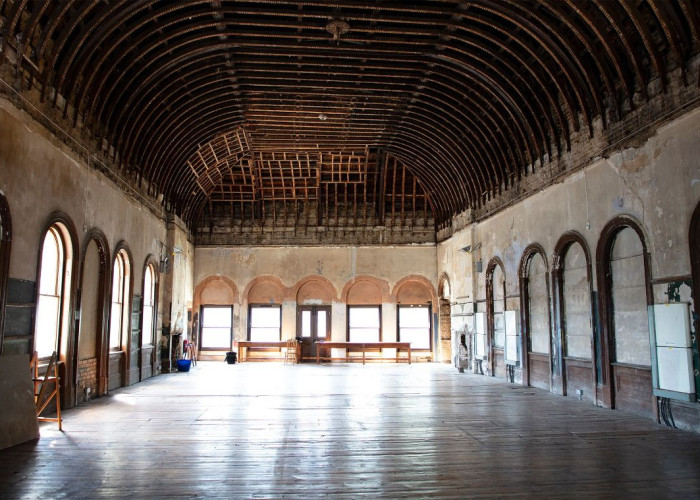 Grand Event Space With Lots Of Natural Light For Filming