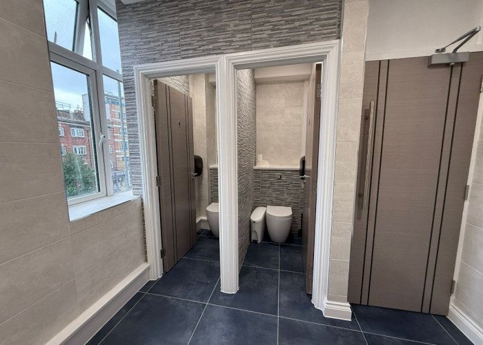 33. Toilet / Toilet Block