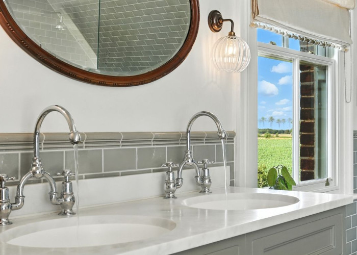 44. Bathroom (2 sinks)