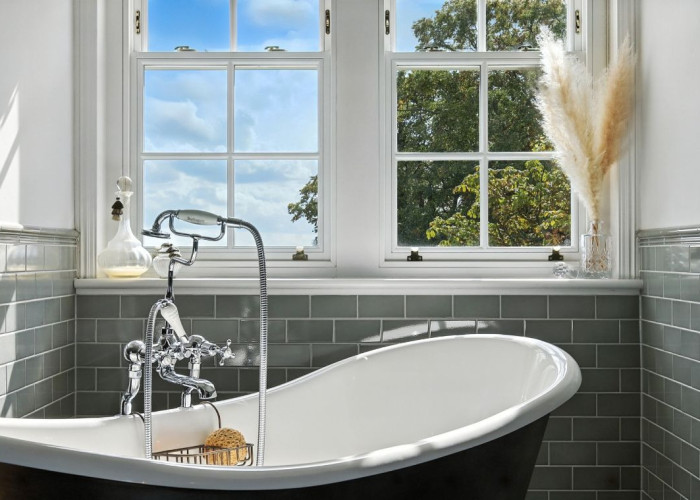 46. Bathroom (Roll Top)