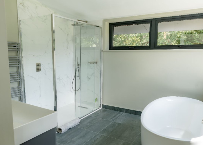 25. Bathroom (Large), Bathroom (Roll Top), Bathroom (Shower and bath)